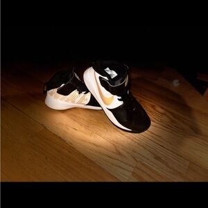 Nike preschool team hustle D9 kids size 1 metallic gold